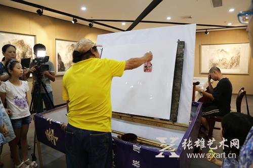 锺京在张雄书画院现场作画教学